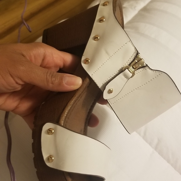 Never worn still in the box - Picture 3 of 4